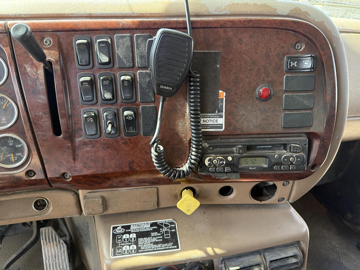 Used 2005 MACK CV713