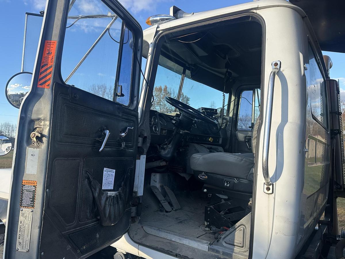 Used 2002 MACK RD688S