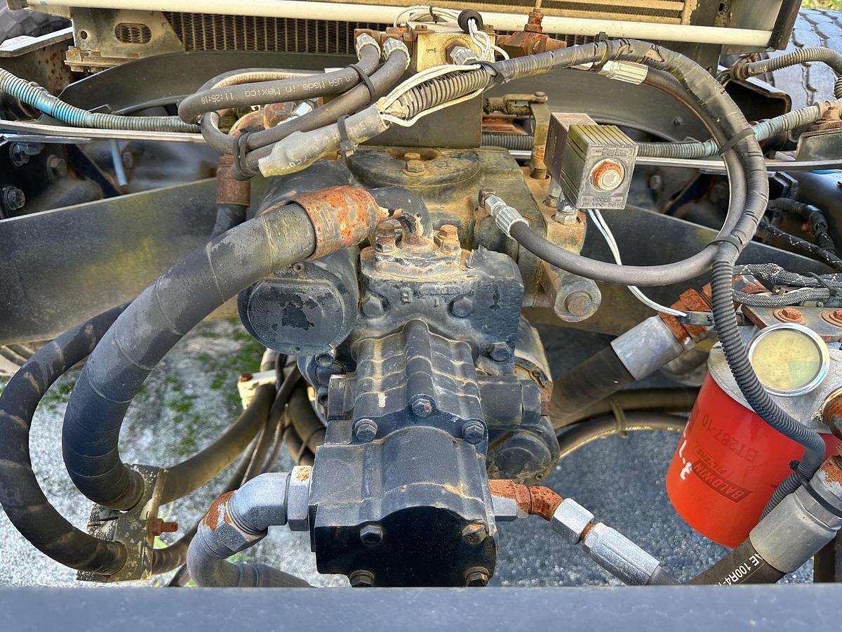 Used 2000 MACK DM690S Conveyor