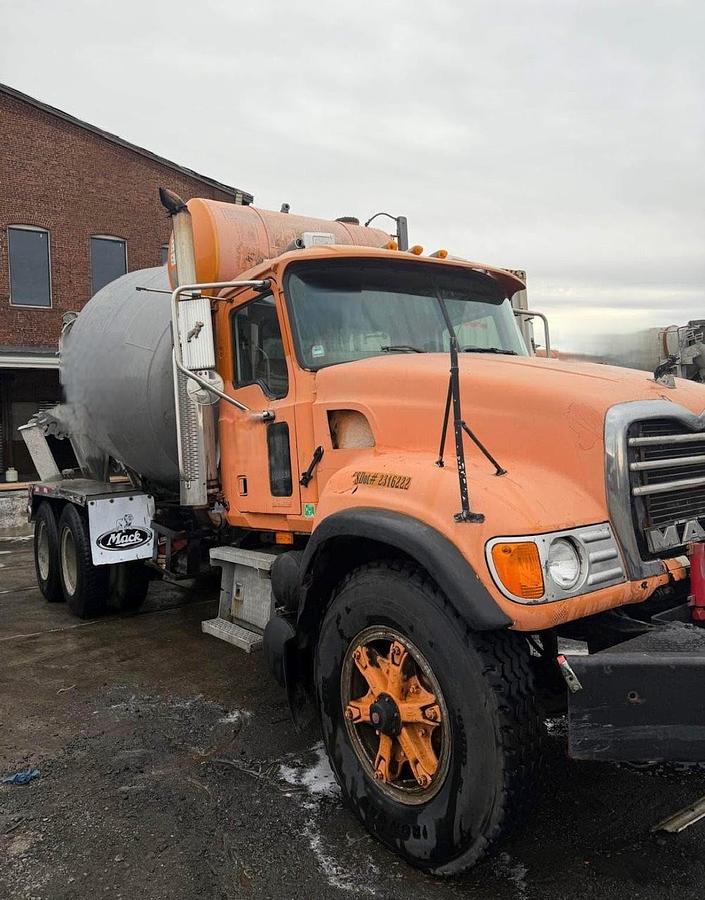 Used 2005 MACK CV713