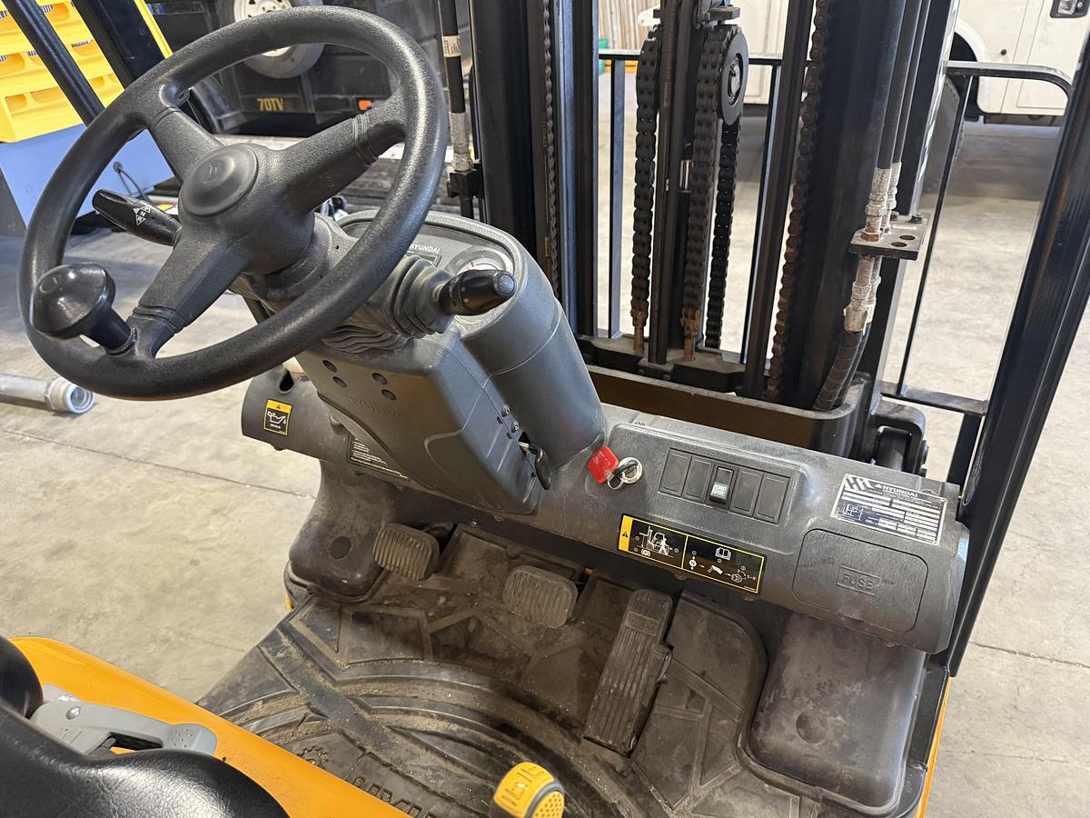 Used 2019 HYUNDAI 25LC-7A