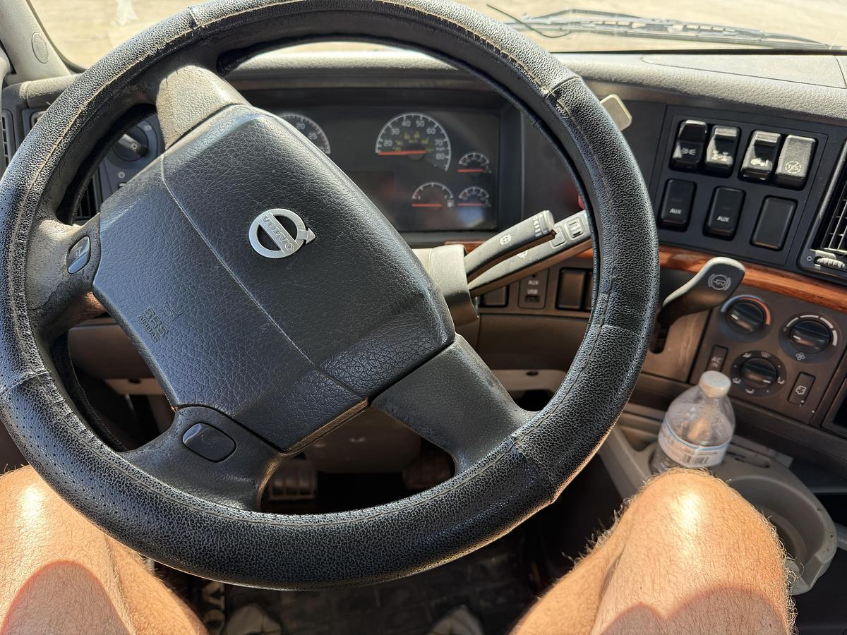 Used 2012 VOLVO VNL64T300