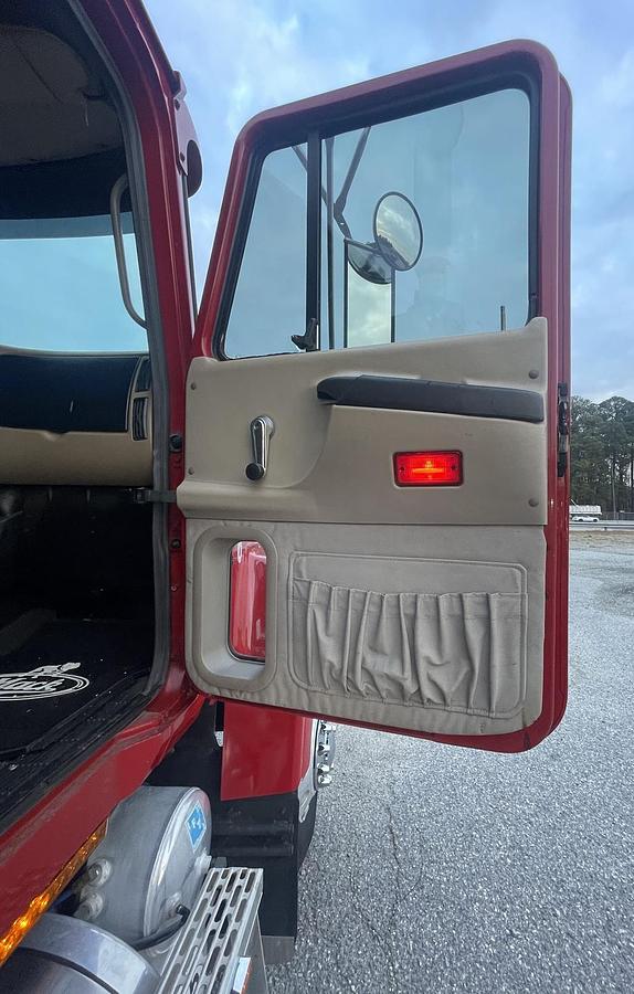 Used 2001 MACK CHU613