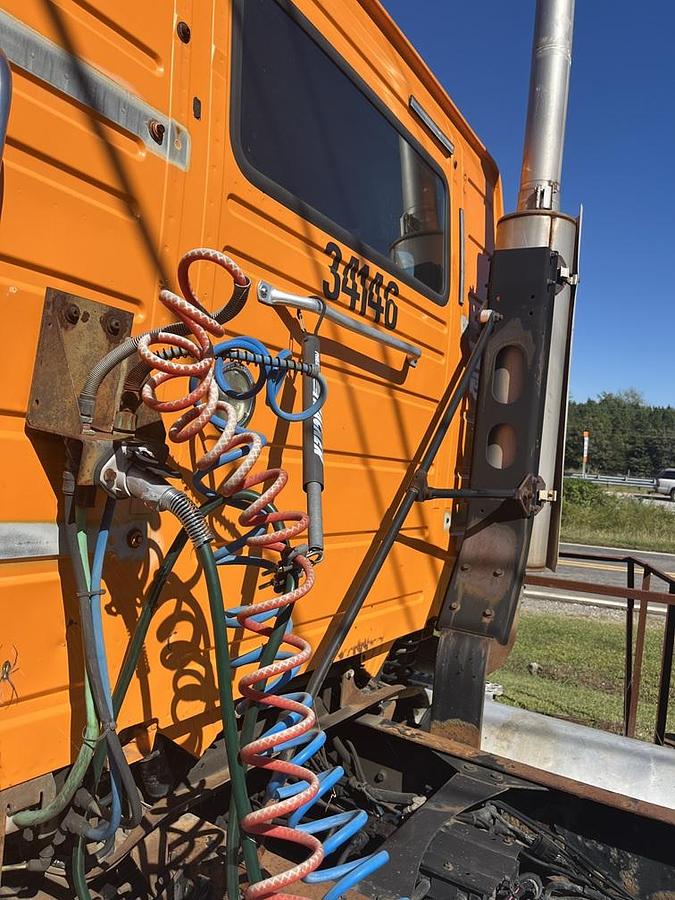 Used 2004 VOLVO VNM-200