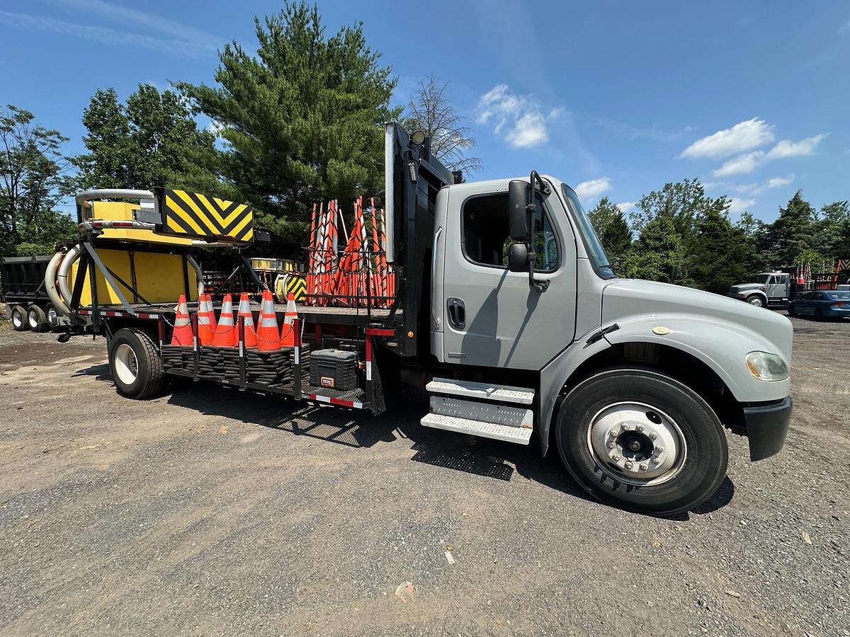 Used 2004 FREIGHTLINER M2 Attenuator Truck