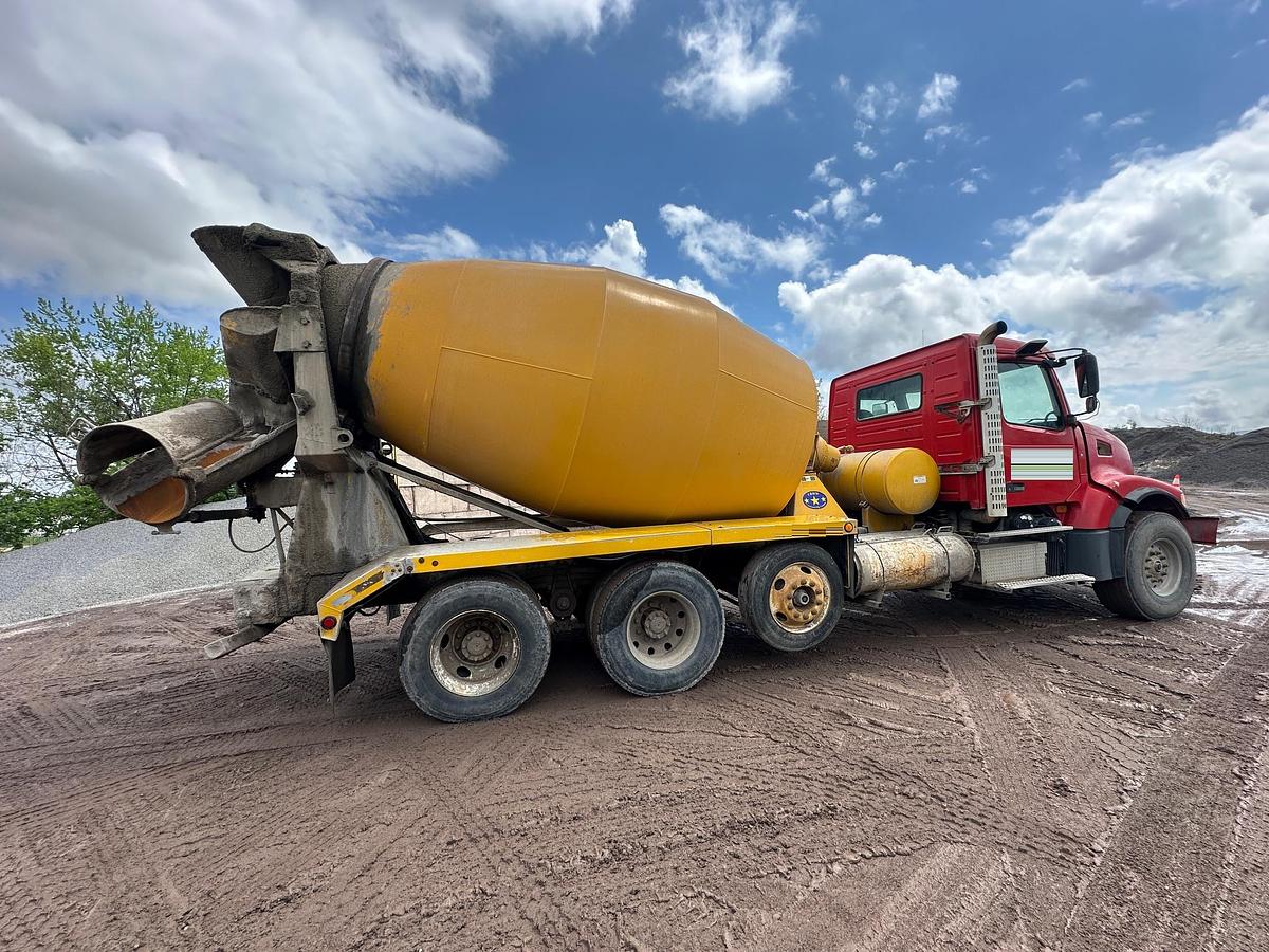 Used 2004 VOLVO Rear Discharge Mixer