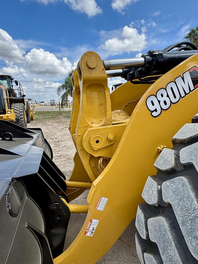 Used 2018 CATERPILLAR 980M