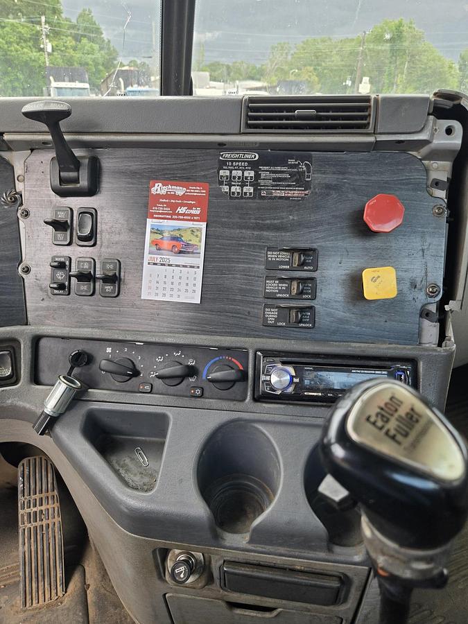 Used 2005 FREIGHTLINER Columbia