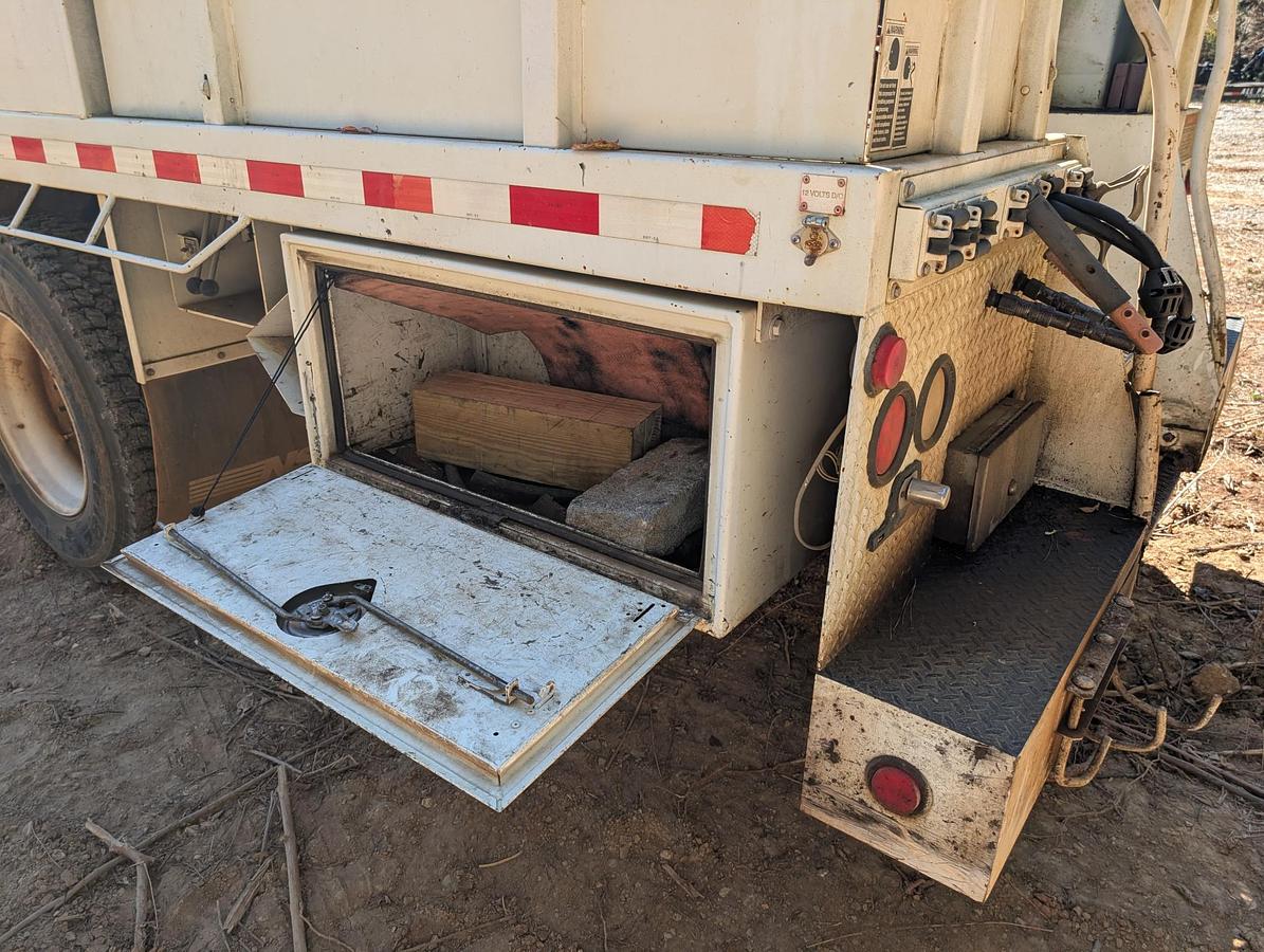 Used 2001 INTERNATIONAL DT466