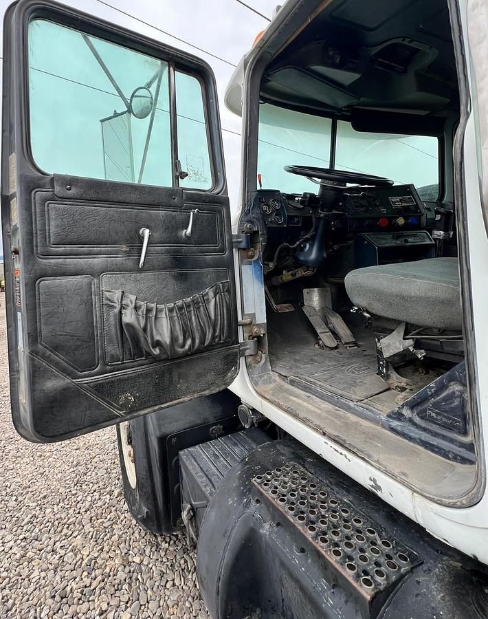 Used 2000 MACK RD688s