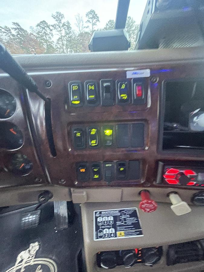 Used 2001 MACK CHU613