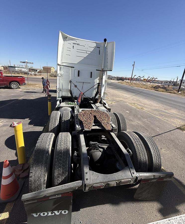 Used 2005 VOLVO VNL 64T670
