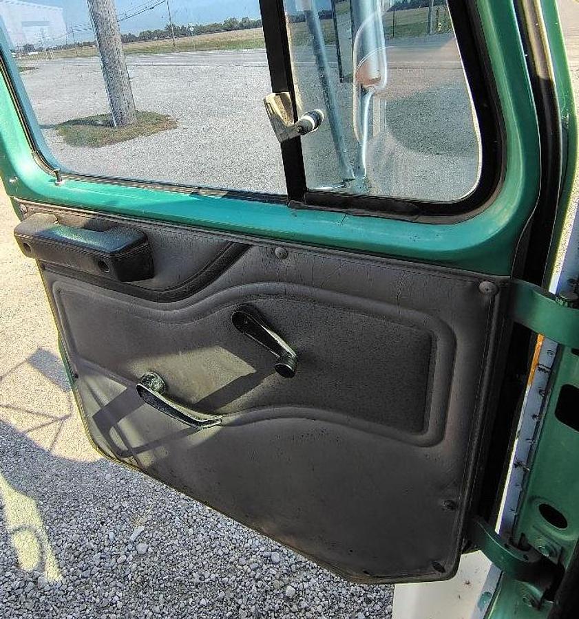 Used 2000 INTERNATIONAL 4700 DT466E