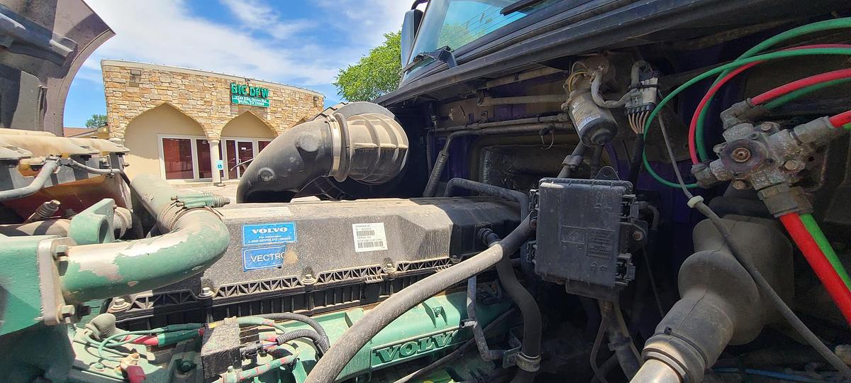 Used 2015 VOLVO VNL64T780