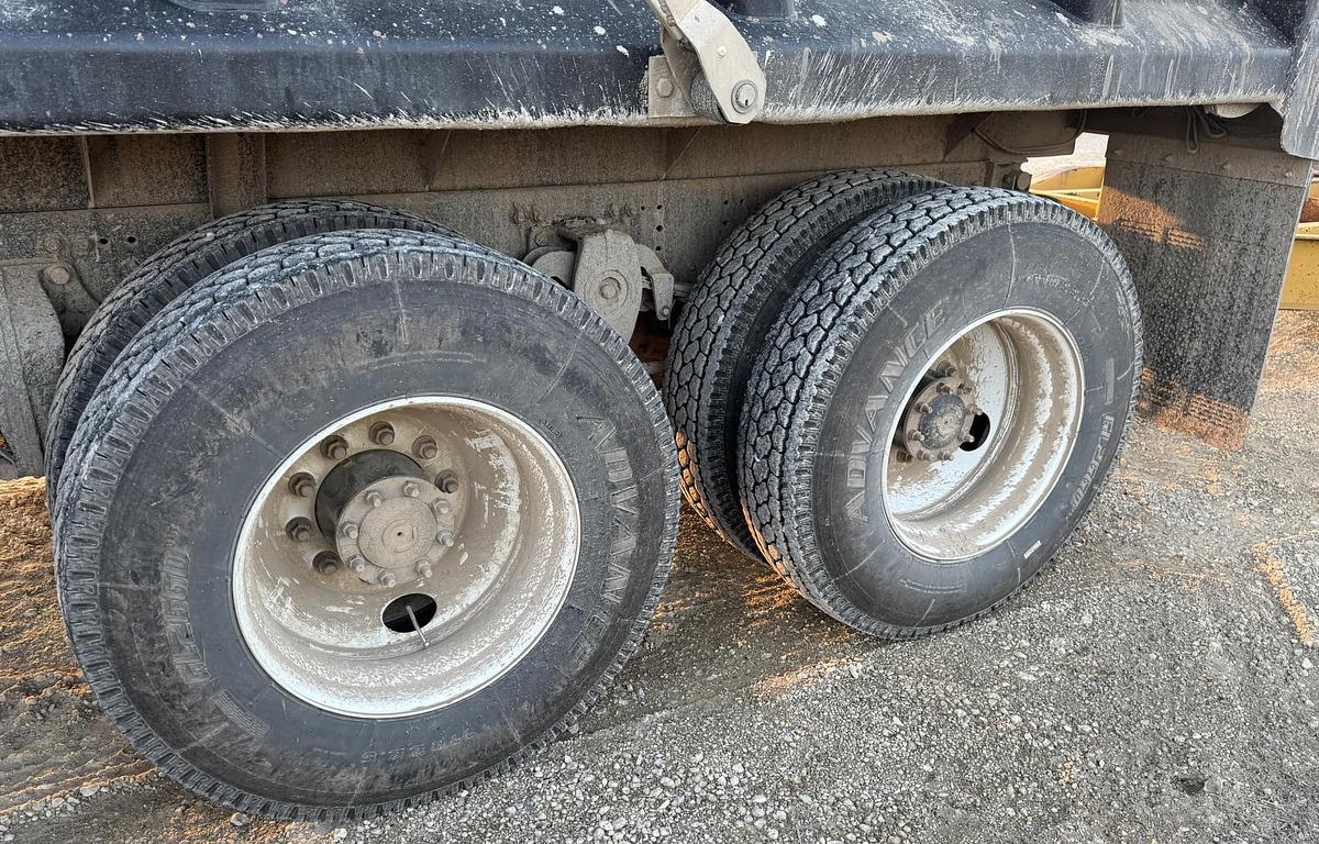 Used 2004 FREIGHTLINER FL112