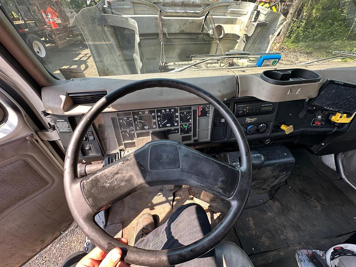Used 2001 INTERNATIONAL 4900 Attenuator Truck