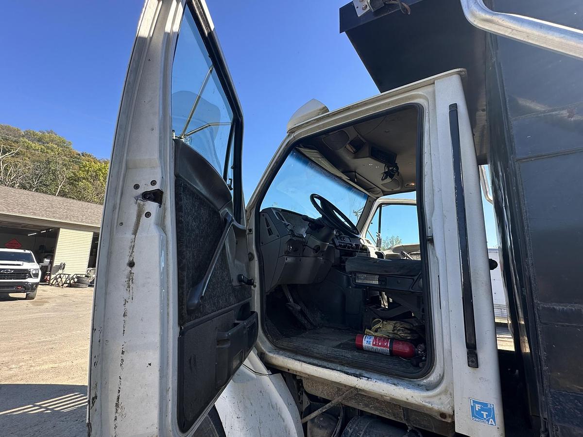 Used 2000 STERLING AT9513