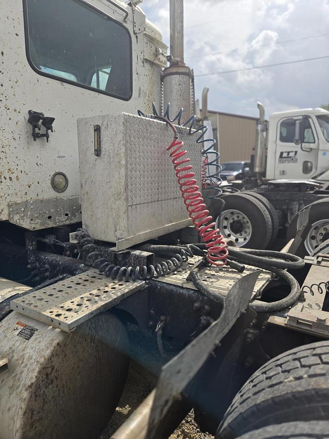 Used 2005 FREIGHTLINER Columbia