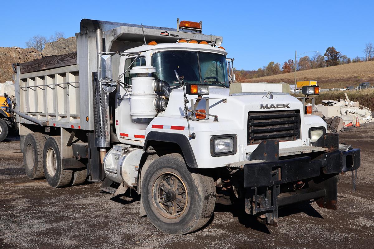 Used 1996 MACK RD690S