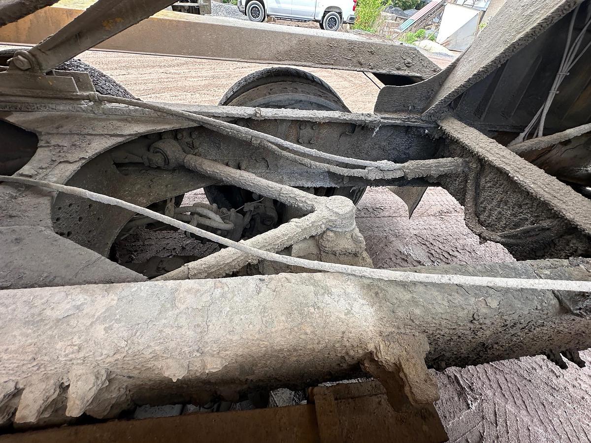 Used 2004 VOLVO Rear Discharge Mixer