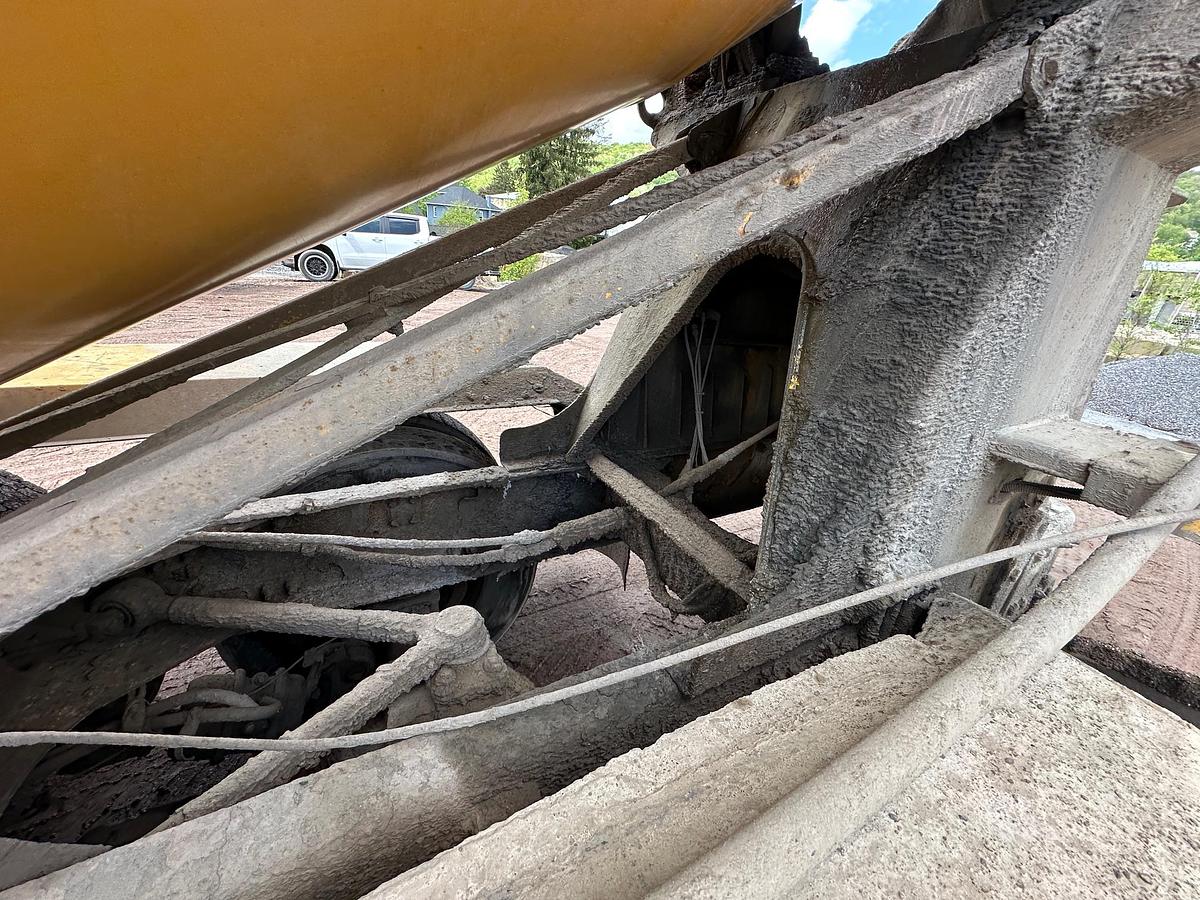 Used 2004 VOLVO Rear Discharge Mixer