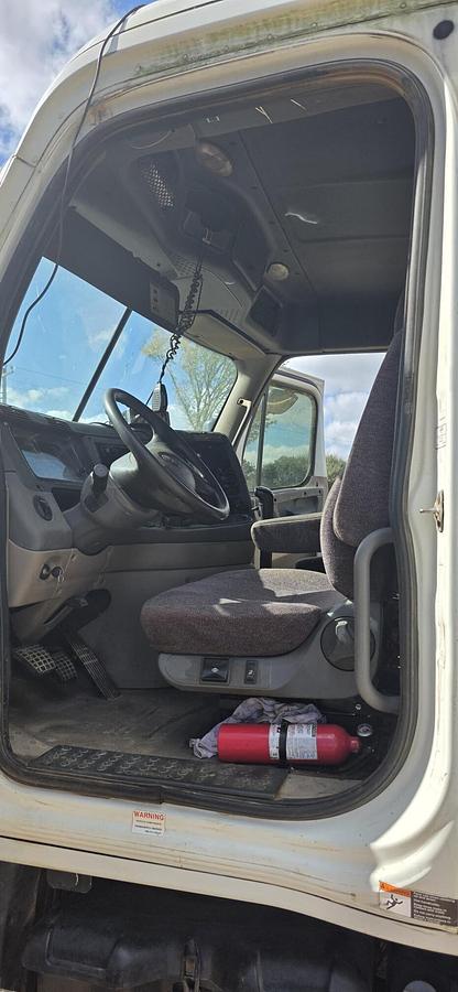 Used 2012 FREIGHTLINER Cascadia