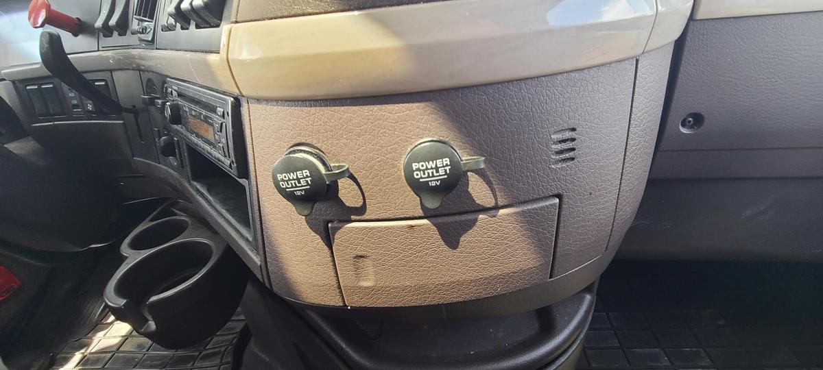 Used 2015 VOLVO VNL64T780