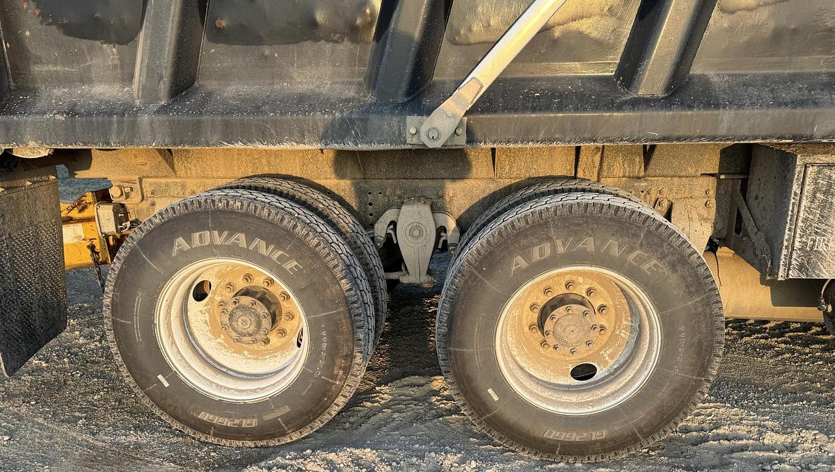 Used 2004 FREIGHTLINER FL112