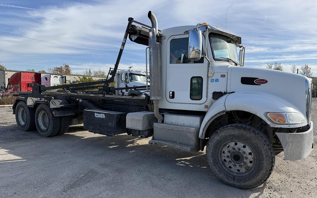 Used 2016 PETERBILT 348