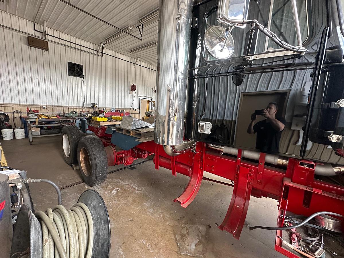 Used 1997 AUTOCAR DK6 Tilt Nose