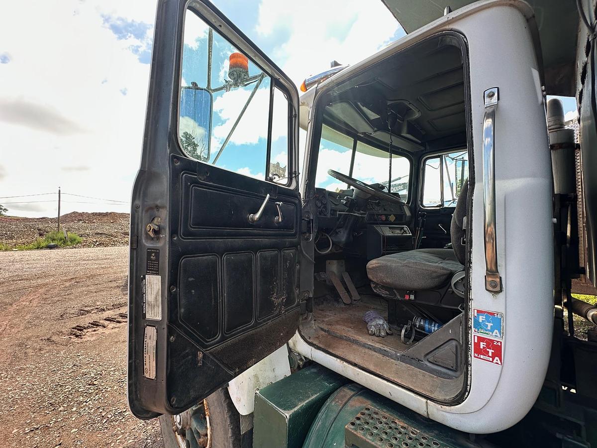 Used 1990 MACK RB688S