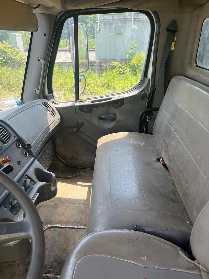 Used 2004 FREIGHTLINER M2 Business Class