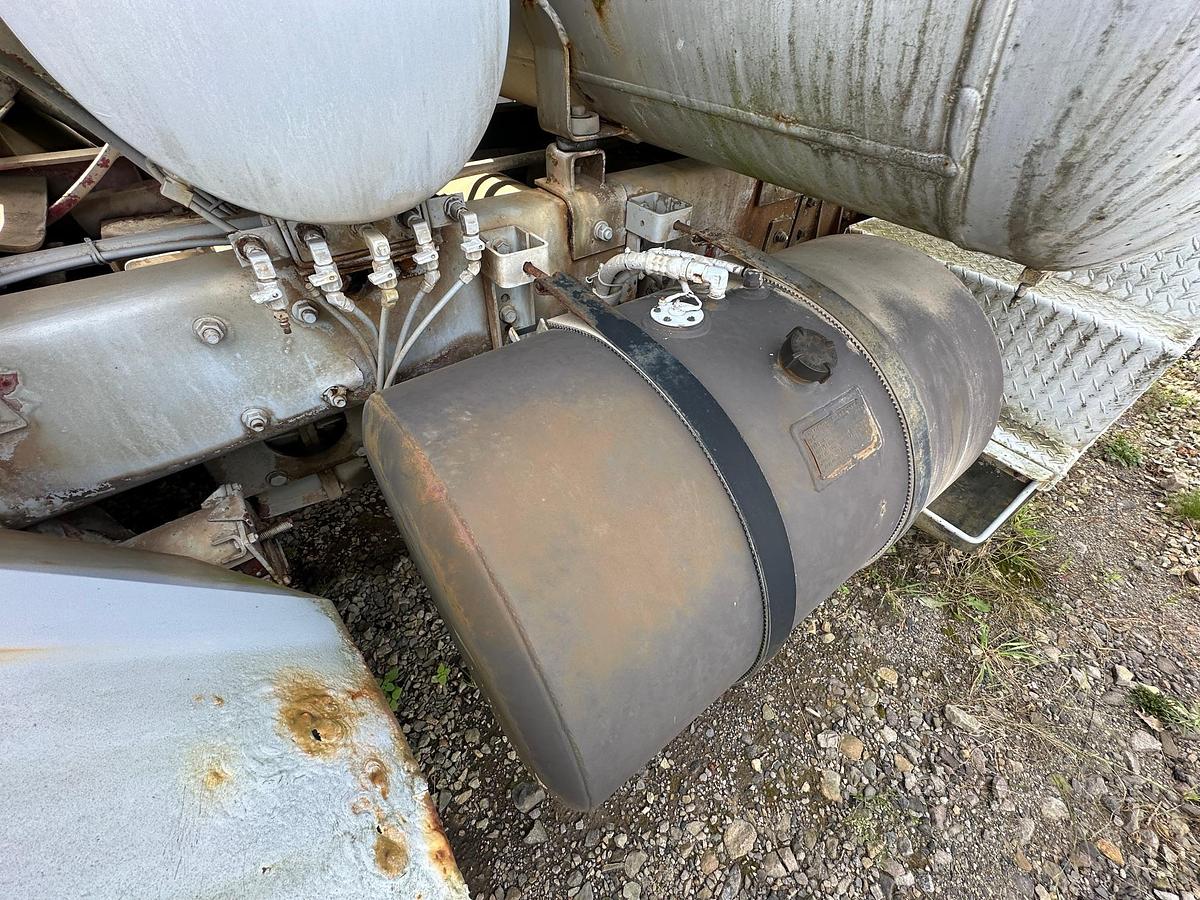Used 1997 ADVANCE Front Discharge Mixer