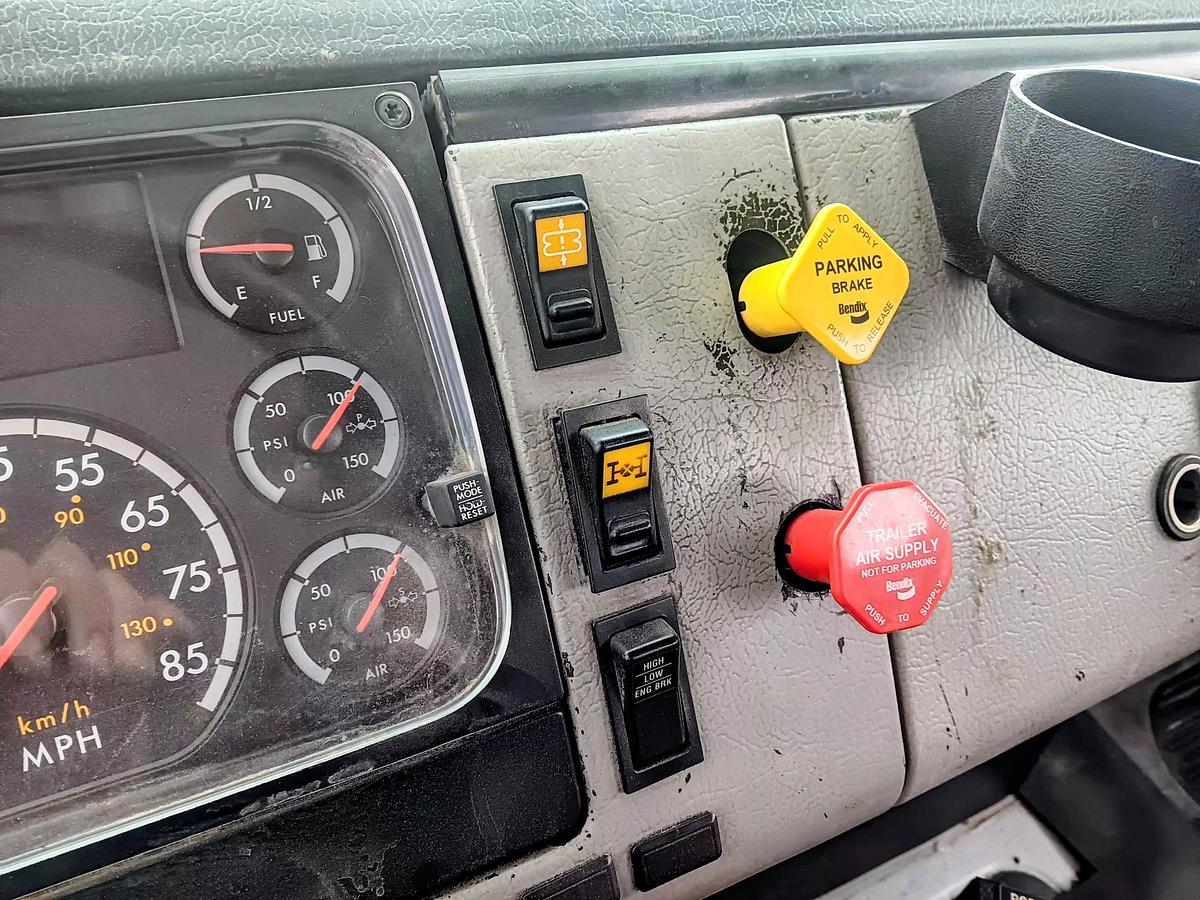 Used 2001 FREIGHTLINER FL 112