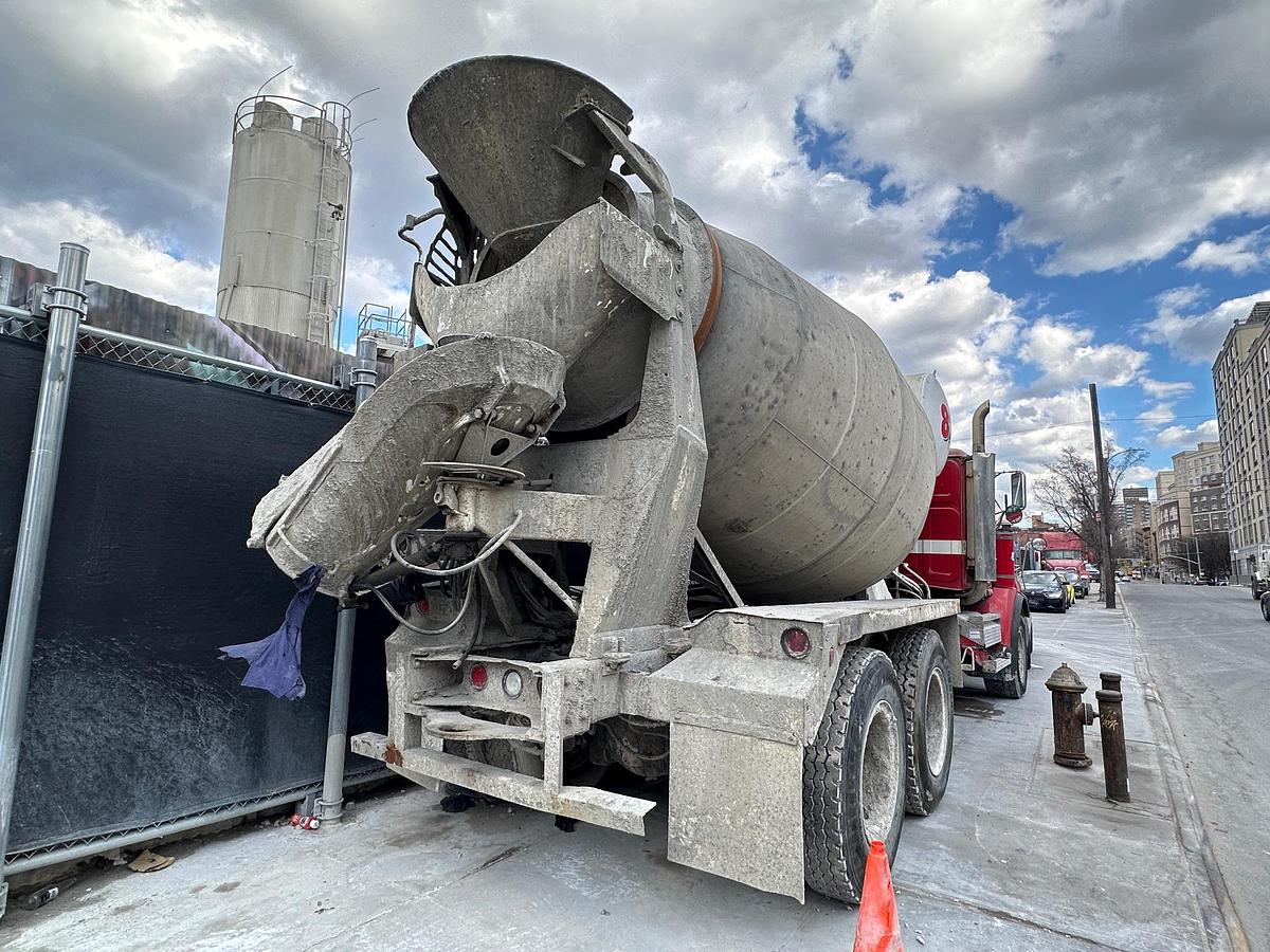 Used 2005 WESTERN STAR Rear Mixer