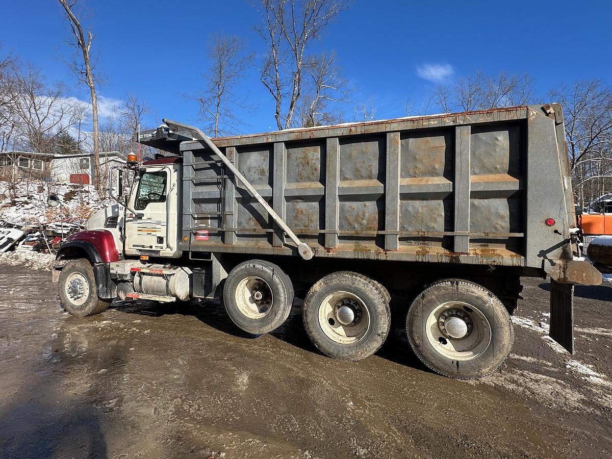 Used 2005 MACK CV713