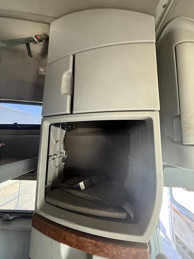 Used 2005 VOLVO VNL 64T670