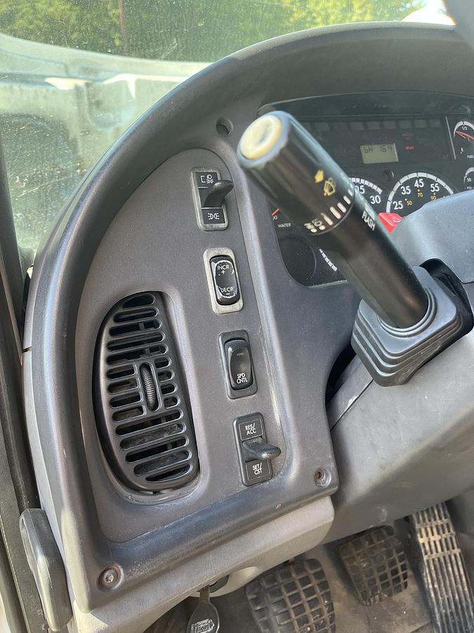 Used 2006 FREIGHTLINER M2 106