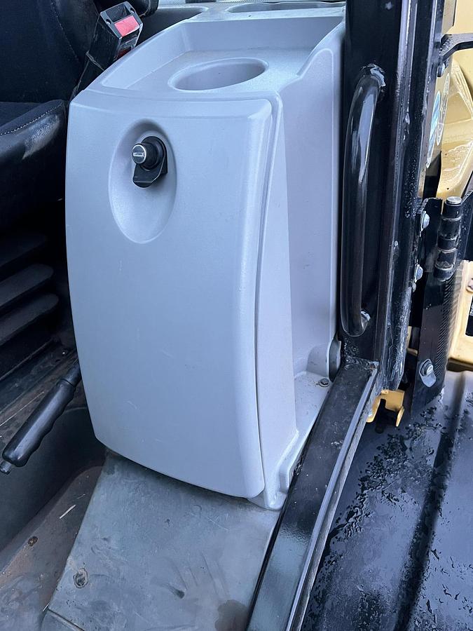 Used 2016 CATERPILLAR 907M