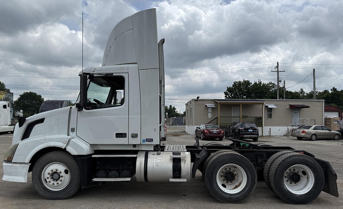Used 2010 VOLVO VNL64TN
