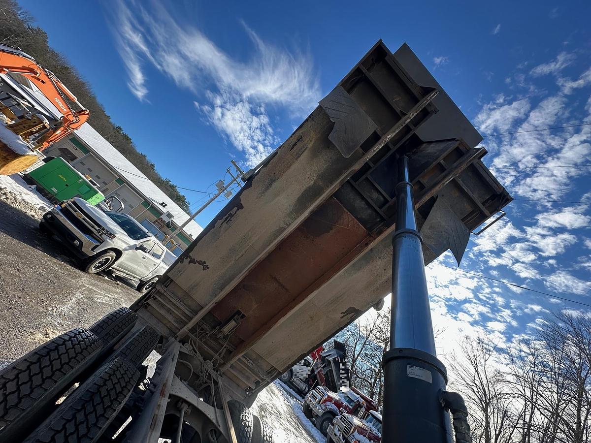 Used 2005 MACK CV713