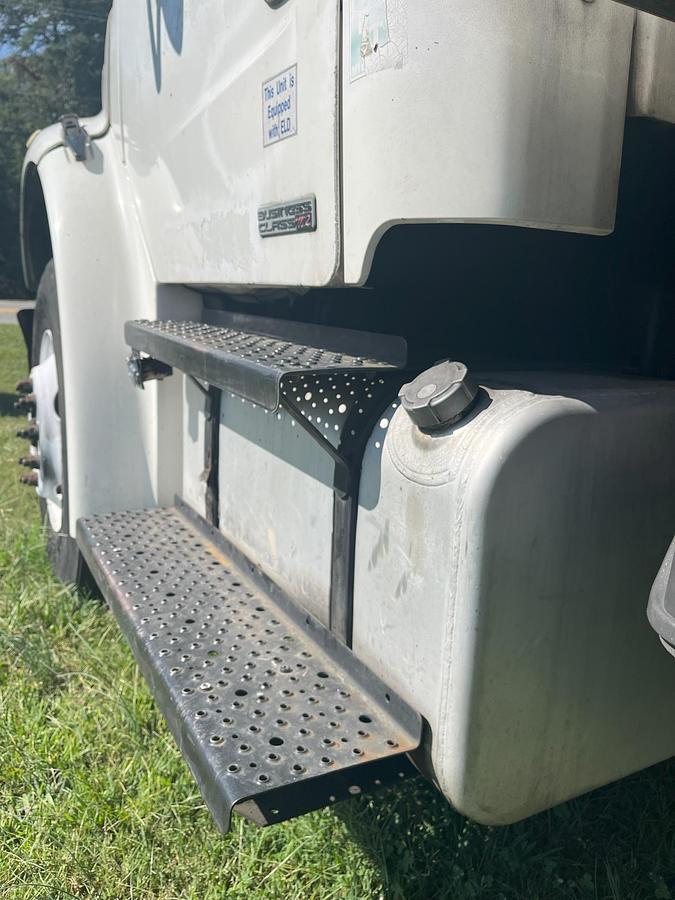 Used 2006 FREIGHTLINER M2 106