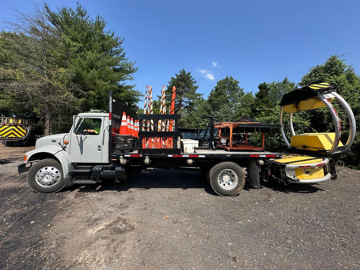 Used 2001 INTERNATIONAL 4900 Attenuator Truck