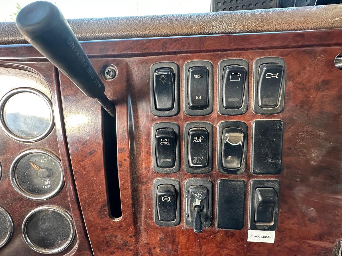 Used 2005 MACK CV713