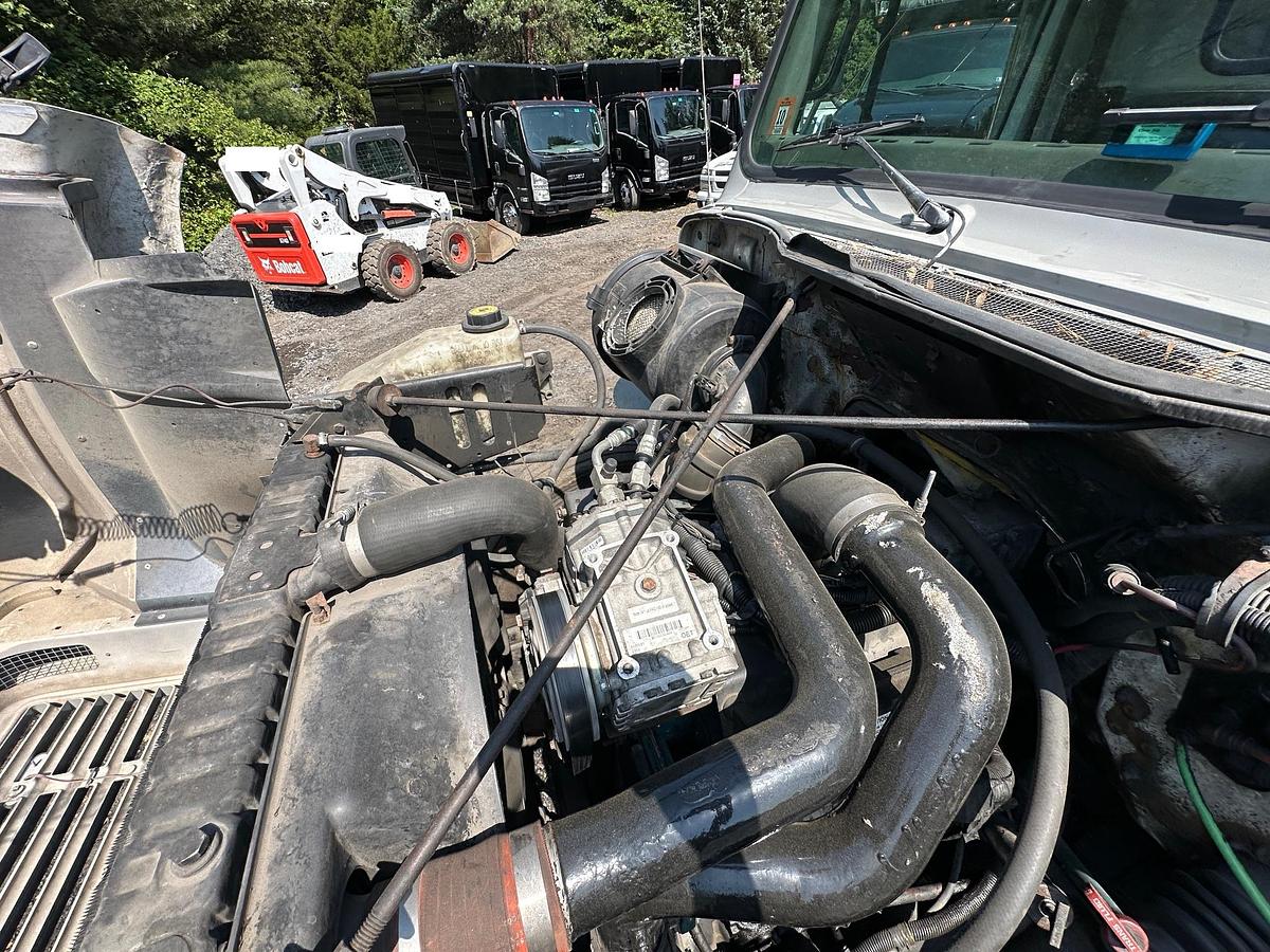 Used 2001 INTERNATIONAL 4900 Attenuator Truck