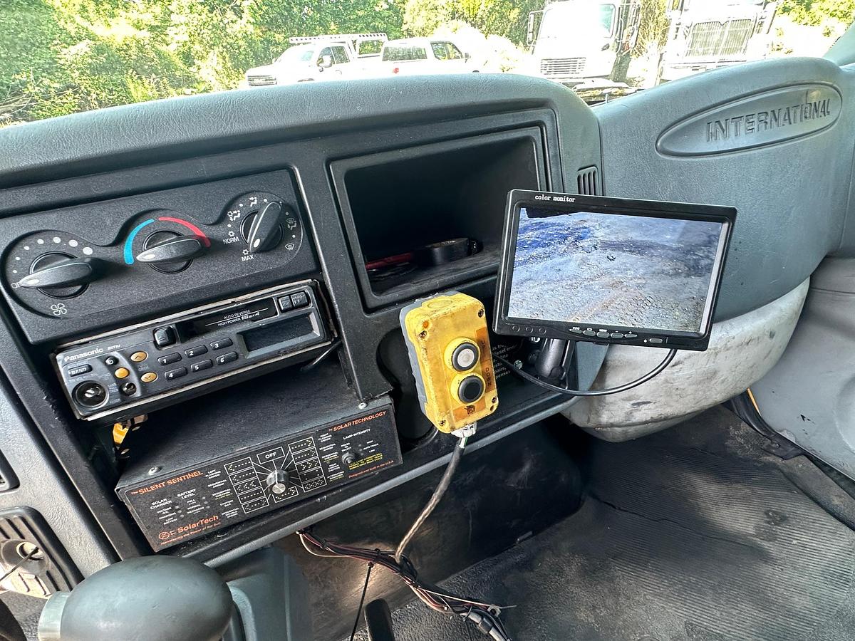 Used 2004 INTERNATIONAL 4300 Attenuator Truck