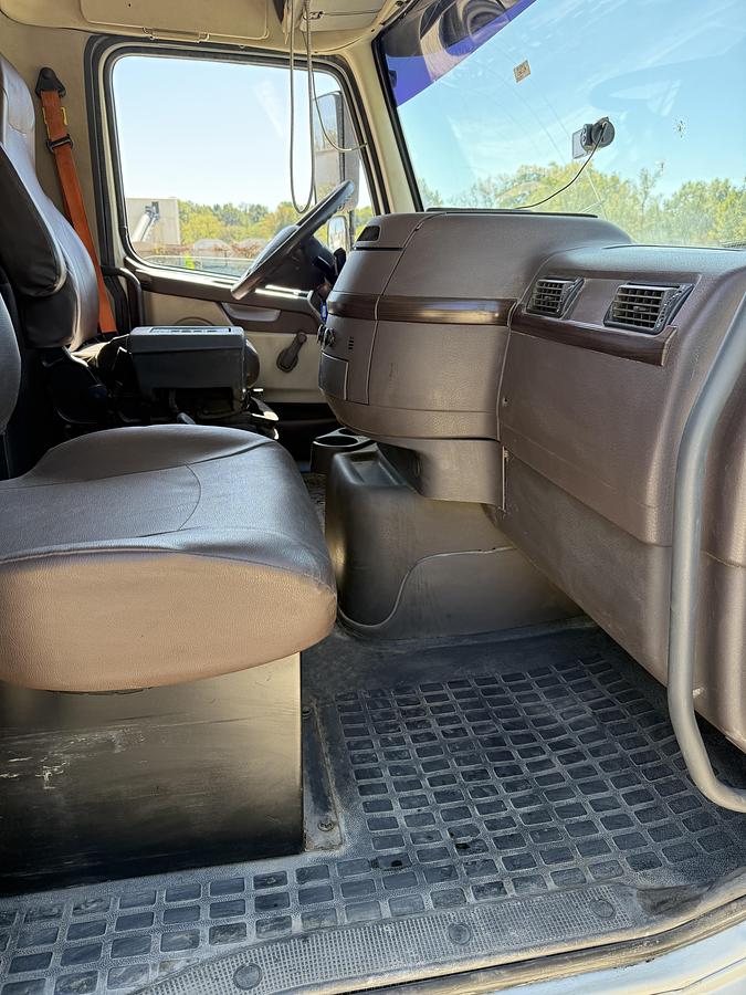 Used 2016 VOLVO VHDNC64RN