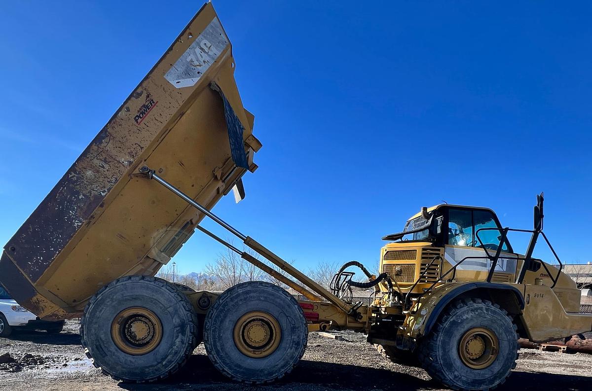 Used 2012 CATERPILLAR 740