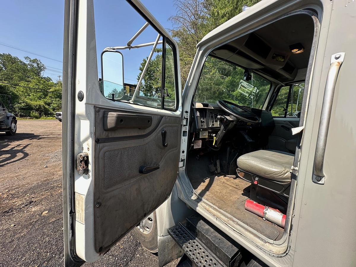 Used 2001 INTERNATIONAL 4900 Attenuator Truck