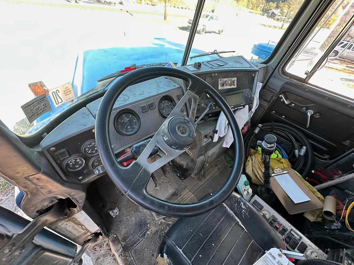 Used 2000 MACK DM690S Conveyor